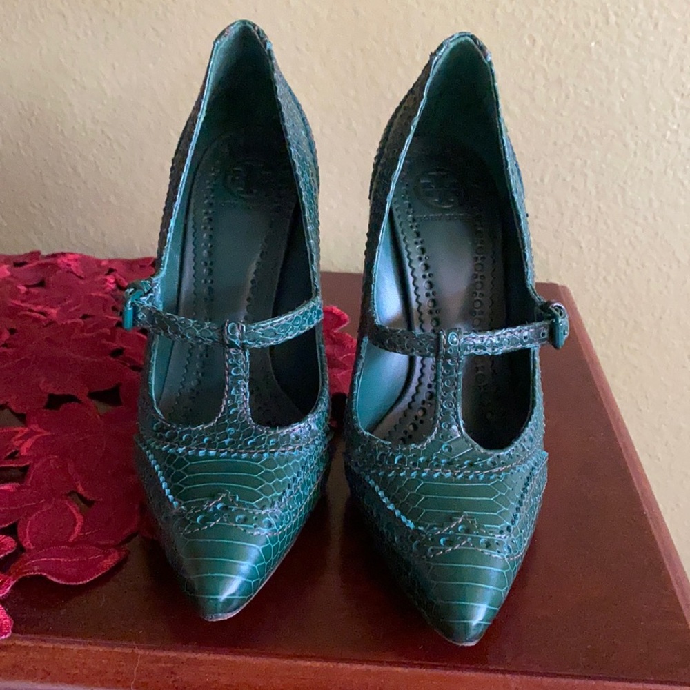 Kelly green pumps
